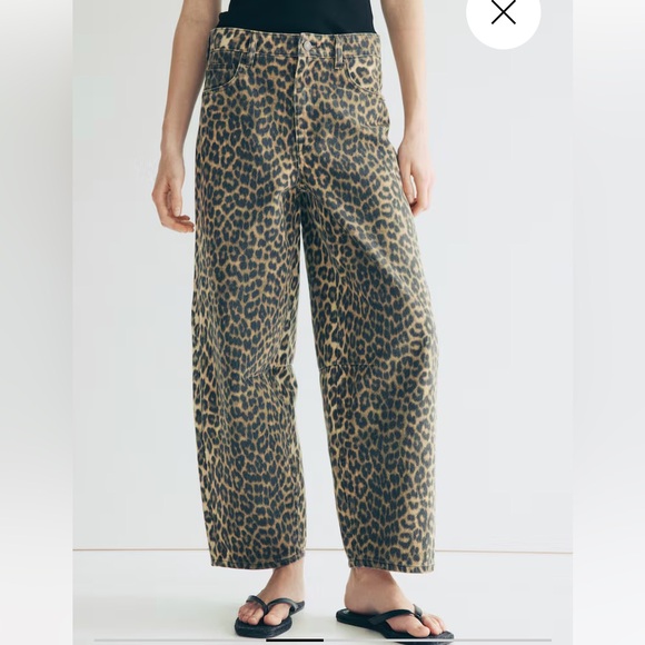 H&M Denim - Leopard print high waist barrel jeans - size 4